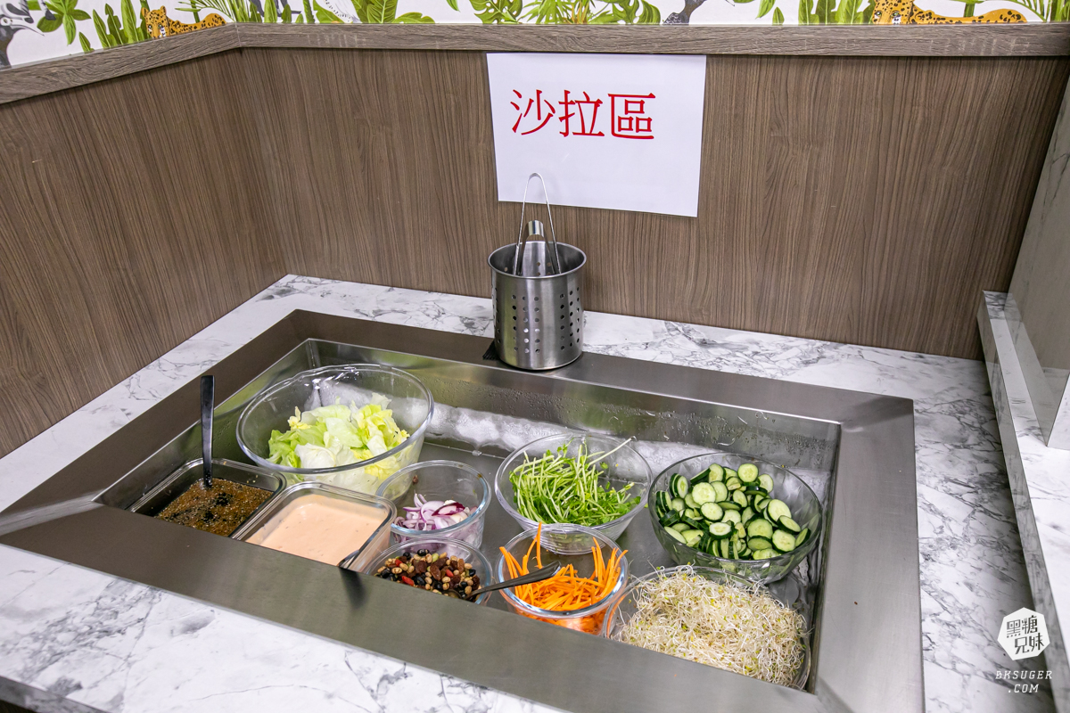 萬師父牛排館|超霸氣的高雄平價牛排-隱藏三民的鐵皮屋下老饕必訪|排餐現點現做、霜淇淋、沙拉吧通通自助式 - 第10張圖 萬師父牛排館|超霸氣的高雄平價牛排-隱藏三民的鐵皮屋下老饕必訪|排餐現點現做、霜淇淋、沙拉吧通通自助式