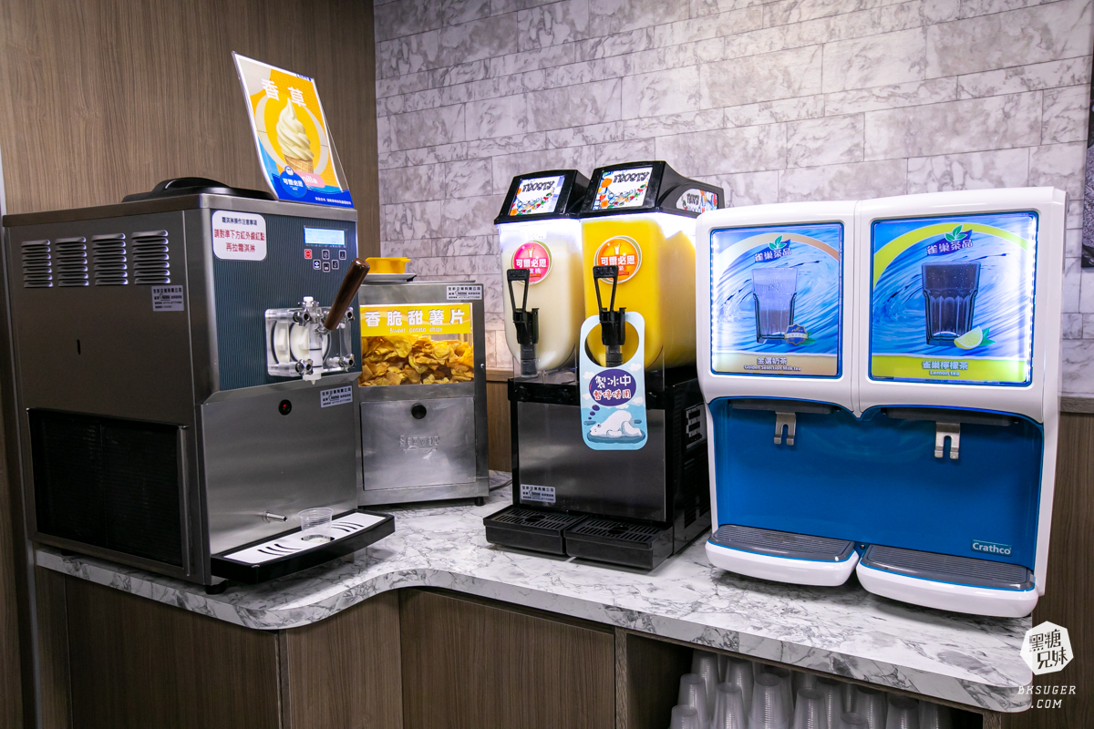 萬師父牛排館|超霸氣的高雄平價牛排-隱藏三民的鐵皮屋下老饕必訪|排餐現點現做、霜淇淋、沙拉吧通通自助式 - 第9張圖 萬師父牛排館|超霸氣的高雄平價牛排-隱藏三民的鐵皮屋下老饕必訪|排餐現點現做、霜淇淋、沙拉吧通通自助式