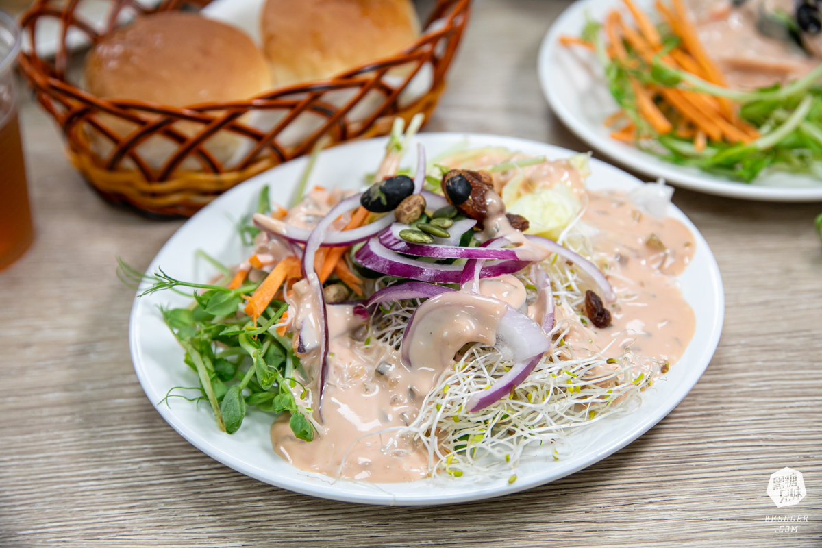 萬師父牛排館|超霸氣的高雄平價牛排-隱藏三民的鐵皮屋下老饕必訪|排餐現點現做、霜淇淋、沙拉吧通通自助式 - 第15張圖 萬師父牛排館|超霸氣的高雄平價牛排-隱藏三民的鐵皮屋下老饕必訪|排餐現點現做、霜淇淋、沙拉吧通通自助式