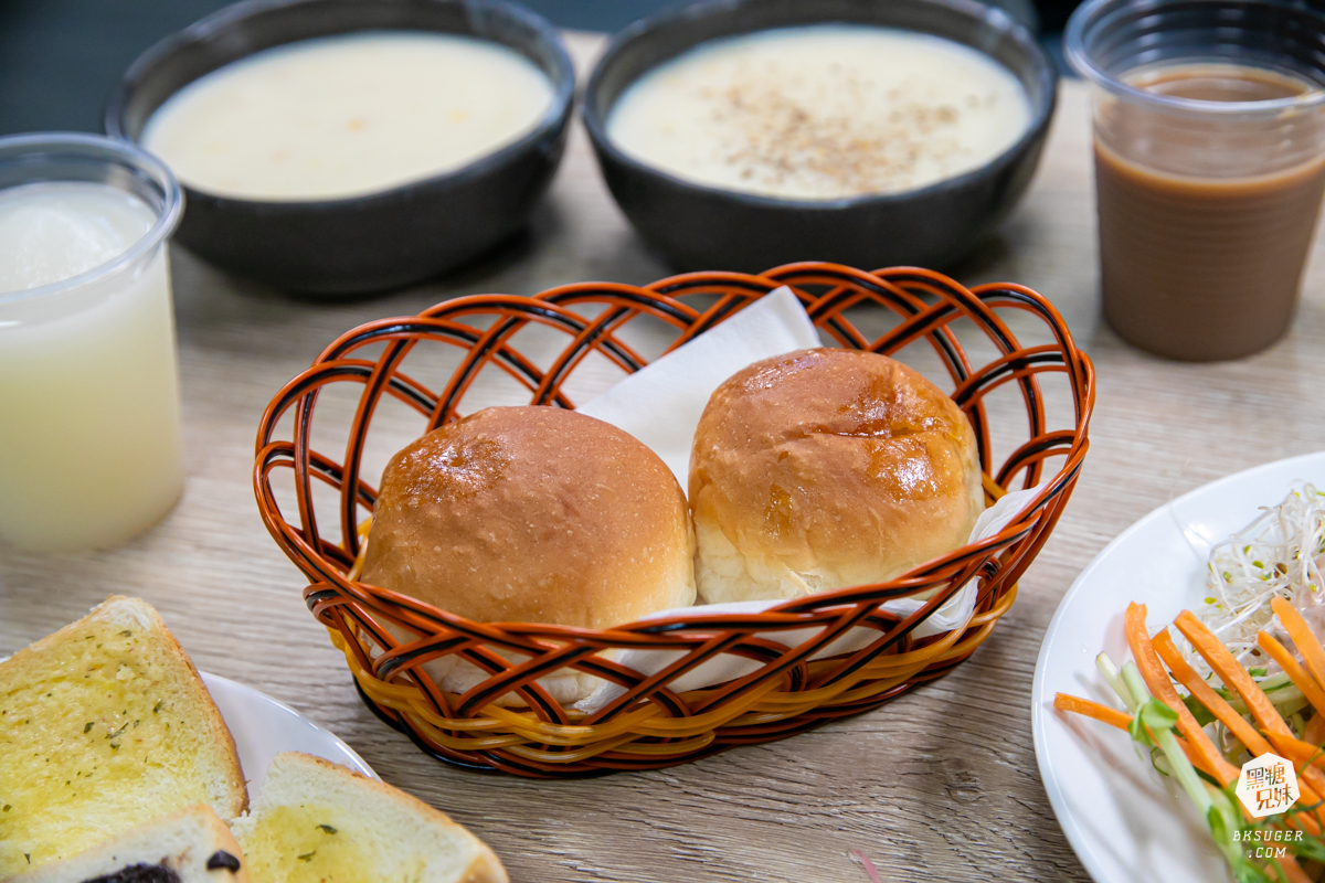 萬師父牛排館|超霸氣的高雄平價牛排-隱藏三民的鐵皮屋下老饕必訪|排餐現點現做、霜淇淋、沙拉吧通通自助式 - 第16張圖 萬師父牛排館|超霸氣的高雄平價牛排-隱藏三民的鐵皮屋下老饕必訪|排餐現點現做、霜淇淋、沙拉吧通通自助式