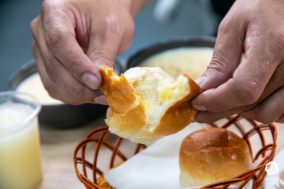 萬師父牛排館|超霸氣的高雄平價牛排-隱藏三民的鐵皮屋下老饕必訪|排餐現點現做、霜淇淋、沙拉吧通通自助式 - 第17張圖 萬師父牛排館|超霸氣的高雄平價牛排-隱藏三民的鐵皮屋下老饕必訪|排餐現點現做、霜淇淋、沙拉吧通通自助式