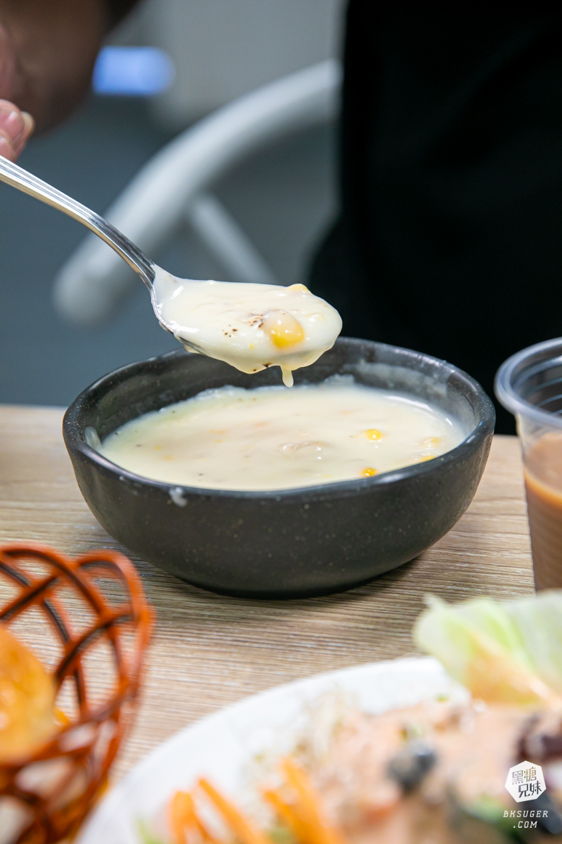 萬師父牛排館|超霸氣的高雄平價牛排-隱藏三民的鐵皮屋下老饕必訪|排餐現點現做、霜淇淋、沙拉吧通通自助式 - 第13張圖 萬師父牛排館|超霸氣的高雄平價牛排-隱藏三民的鐵皮屋下老饕必訪|排餐現點現做、霜淇淋、沙拉吧通通自助式