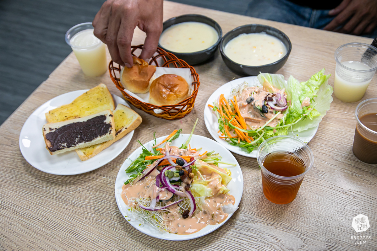 萬師父牛排館|超霸氣的高雄平價牛排-隱藏三民的鐵皮屋下老饕必訪|排餐現點現做、霜淇淋、沙拉吧通通自助式 - 第14張圖 萬師父牛排館|超霸氣的高雄平價牛排-隱藏三民的鐵皮屋下老饕必訪|排餐現點現做、霜淇淋、沙拉吧通通自助式