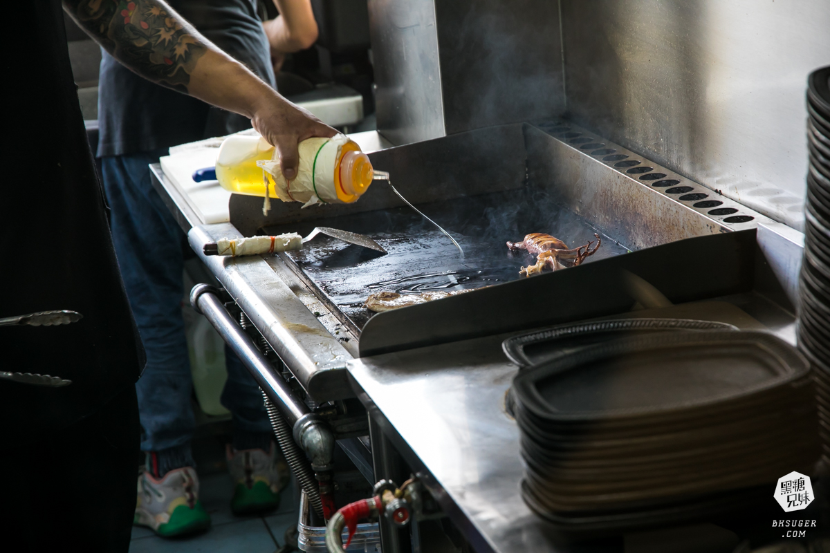萬師父牛排館|超霸氣的高雄平價牛排-隱藏三民的鐵皮屋下老饕必訪|排餐現點現做、霜淇淋、沙拉吧通通自助式 - 第19張圖 萬師父牛排館|超霸氣的高雄平價牛排-隱藏三民的鐵皮屋下老饕必訪|排餐現點現做、霜淇淋、沙拉吧通通自助式