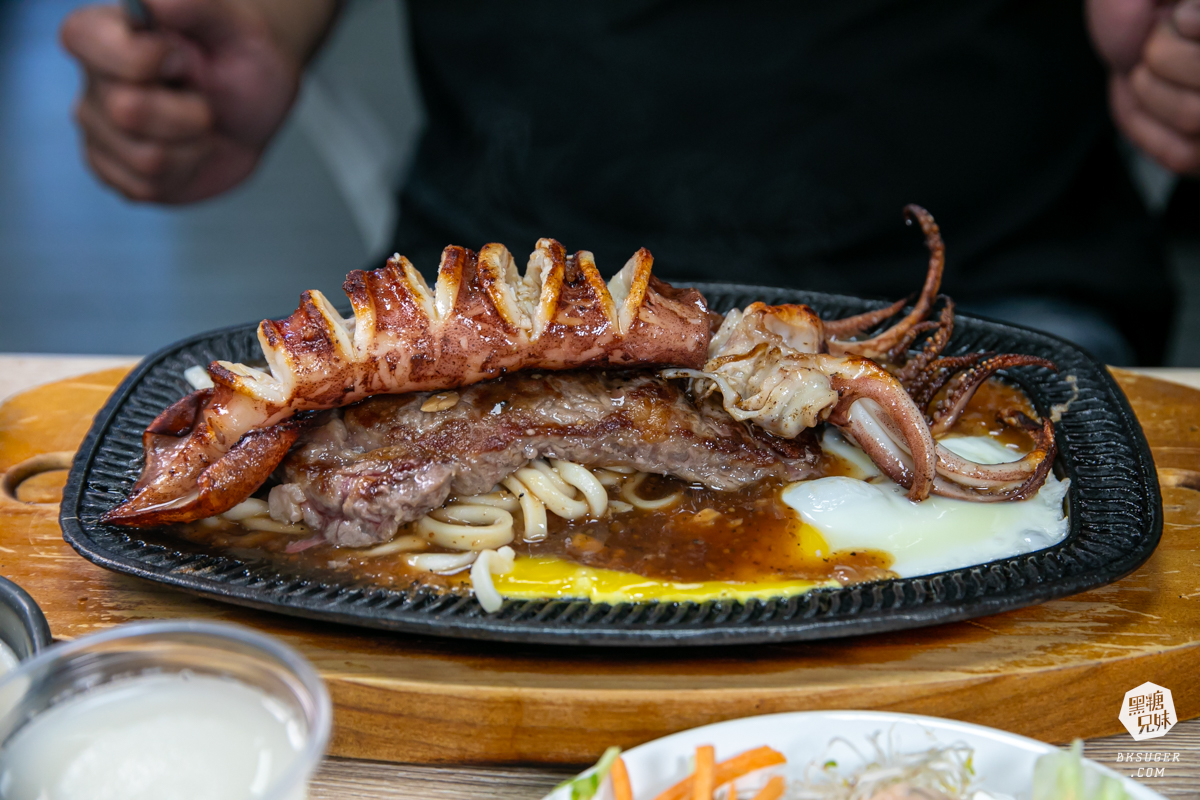 萬師父牛排館|超霸氣的高雄平價牛排-隱藏三民的鐵皮屋下老饕必訪|排餐現點現做、霜淇淋、沙拉吧通通自助式 - 第26張圖 萬師父牛排館|超霸氣的高雄平價牛排-隱藏三民的鐵皮屋下老饕必訪|排餐現點現做、霜淇淋、沙拉吧通通自助式