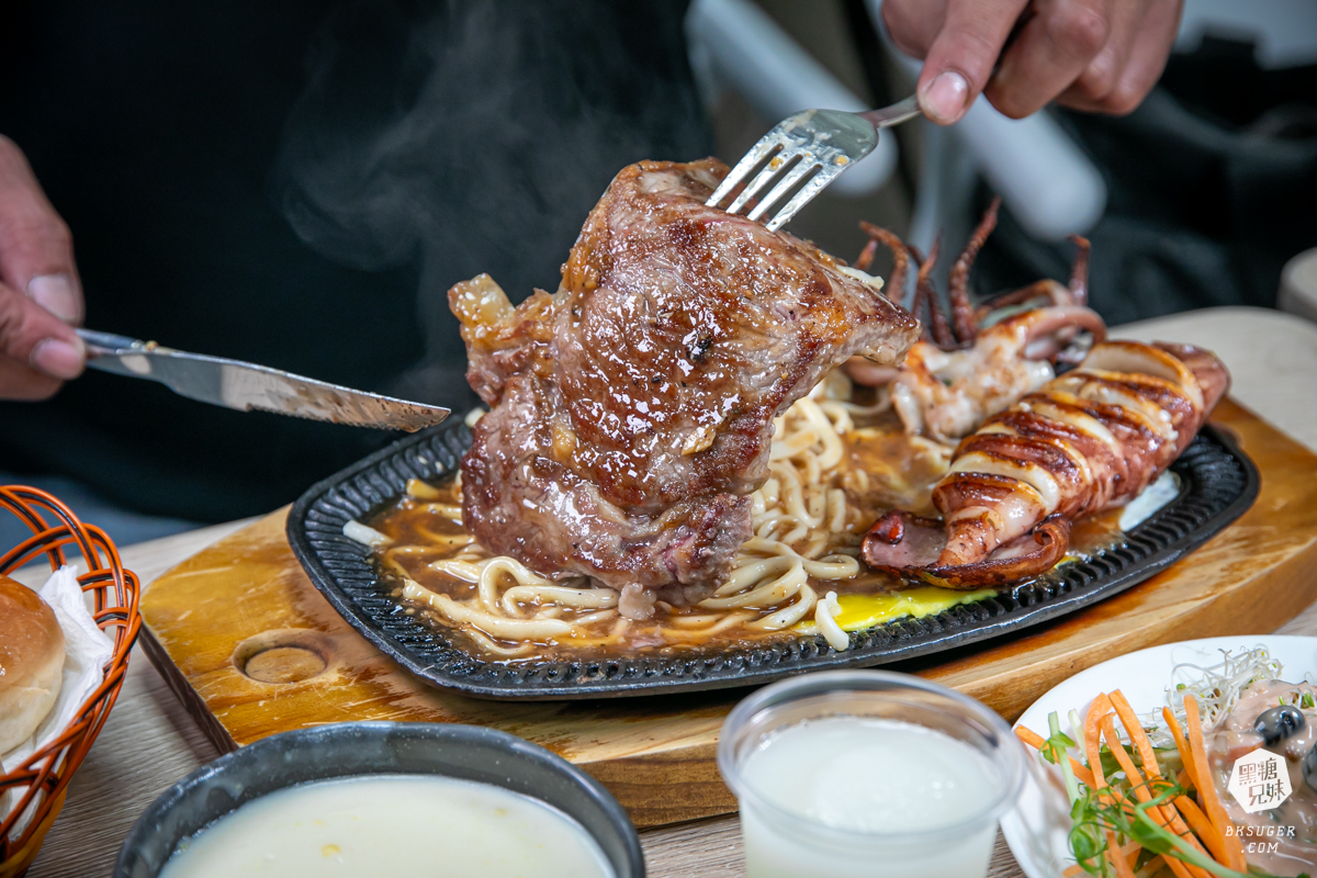 萬師父牛排館|超霸氣的高雄平價牛排-隱藏三民的鐵皮屋下老饕必訪|排餐現點現做、霜淇淋、沙拉吧通通自助式 - 第28張圖 萬師父牛排館|超霸氣的高雄平價牛排-隱藏三民的鐵皮屋下老饕必訪|排餐現點現做、霜淇淋、沙拉吧通通自助式