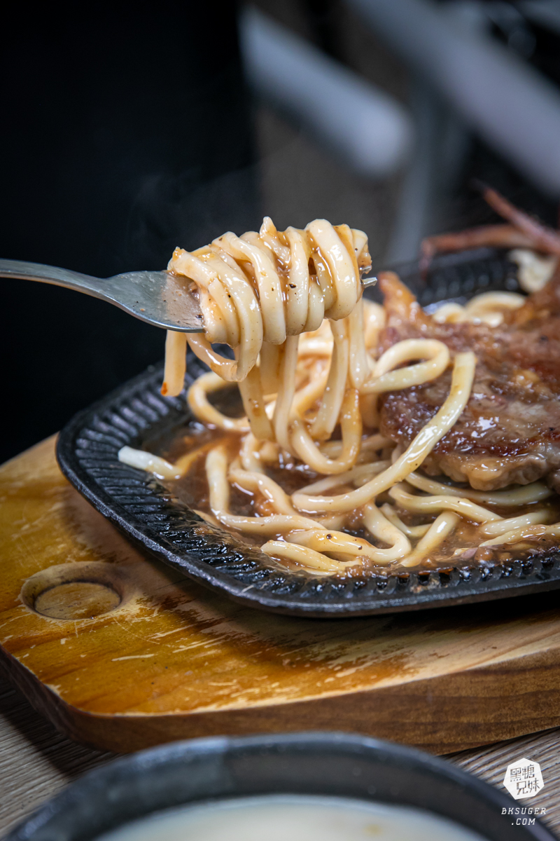 萬師父牛排館|超霸氣的高雄平價牛排-隱藏三民的鐵皮屋下老饕必訪|排餐現點現做、霜淇淋、沙拉吧通通自助式 - 第29張圖 萬師父牛排館|超霸氣的高雄平價牛排-隱藏三民的鐵皮屋下老饕必訪|排餐現點現做、霜淇淋、沙拉吧通通自助式