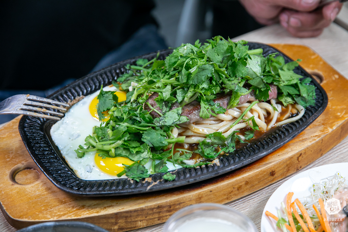 萬師父牛排館|超霸氣的高雄平價牛排-隱藏三民的鐵皮屋下老饕必訪|排餐現點現做、霜淇淋、沙拉吧通通自助式 - 第20張圖 萬師父牛排館|超霸氣的高雄平價牛排-隱藏三民的鐵皮屋下老饕必訪|排餐現點現做、霜淇淋、沙拉吧通通自助式