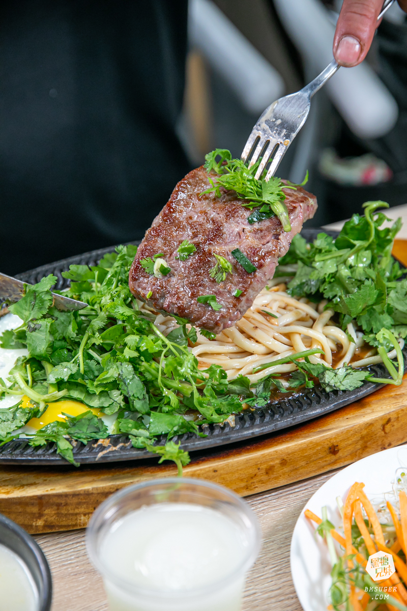 萬師父牛排館|超霸氣的高雄平價牛排-隱藏三民的鐵皮屋下老饕必訪|排餐現點現做、霜淇淋、沙拉吧通通自助式 - 第21張圖 萬師父牛排館|超霸氣的高雄平價牛排-隱藏三民的鐵皮屋下老饕必訪|排餐現點現做、霜淇淋、沙拉吧通通自助式