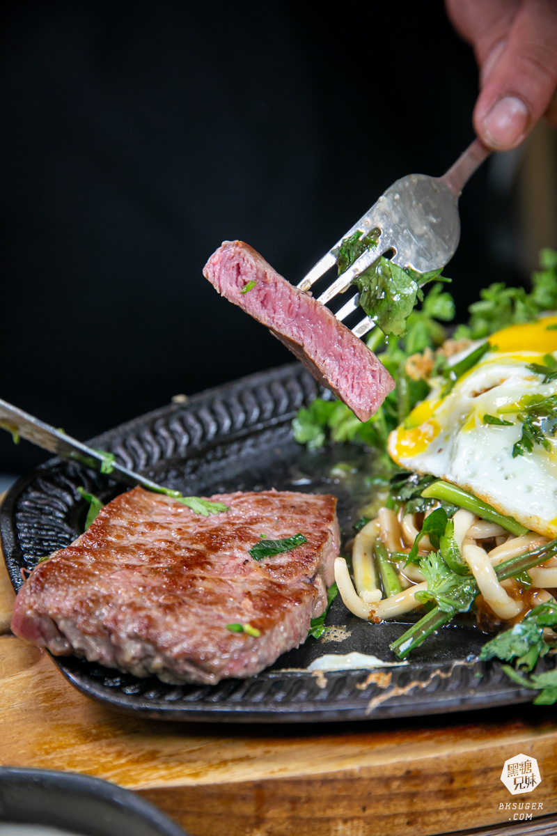 萬師父牛排館|超霸氣的高雄平價牛排-隱藏三民的鐵皮屋下老饕必訪|排餐現點現做、霜淇淋、沙拉吧通通自助式 - 第23張圖 萬師父牛排館|超霸氣的高雄平價牛排-隱藏三民的鐵皮屋下老饕必訪|排餐現點現做、霜淇淋、沙拉吧通通自助式