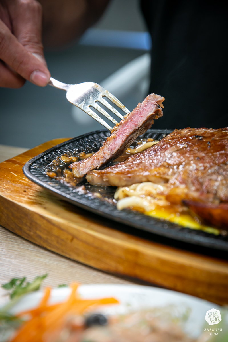 萬師父牛排館|超霸氣的高雄平價牛排-隱藏三民的鐵皮屋下老饕必訪|排餐現點現做、霜淇淋、沙拉吧通通自助式 - 第31張圖 萬師父牛排館|超霸氣的高雄平價牛排-隱藏三民的鐵皮屋下老饕必訪|排餐現點現做、霜淇淋、沙拉吧通通自助式