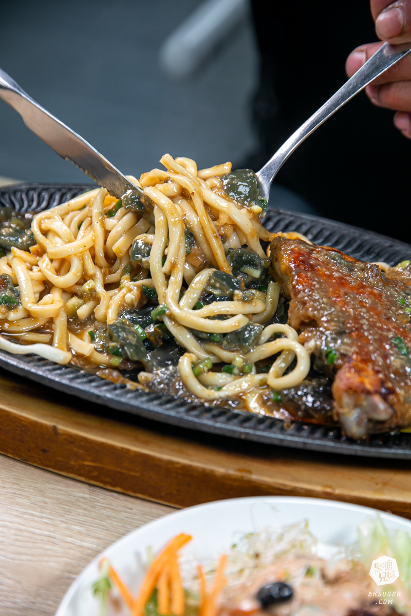 萬師父牛排館|超霸氣的高雄平價牛排-隱藏三民的鐵皮屋下老饕必訪|排餐現點現做、霜淇淋、沙拉吧通通自助式 - 第33張圖 萬師父牛排館|超霸氣的高雄平價牛排-隱藏三民的鐵皮屋下老饕必訪|排餐現點現做、霜淇淋、沙拉吧通通自助式