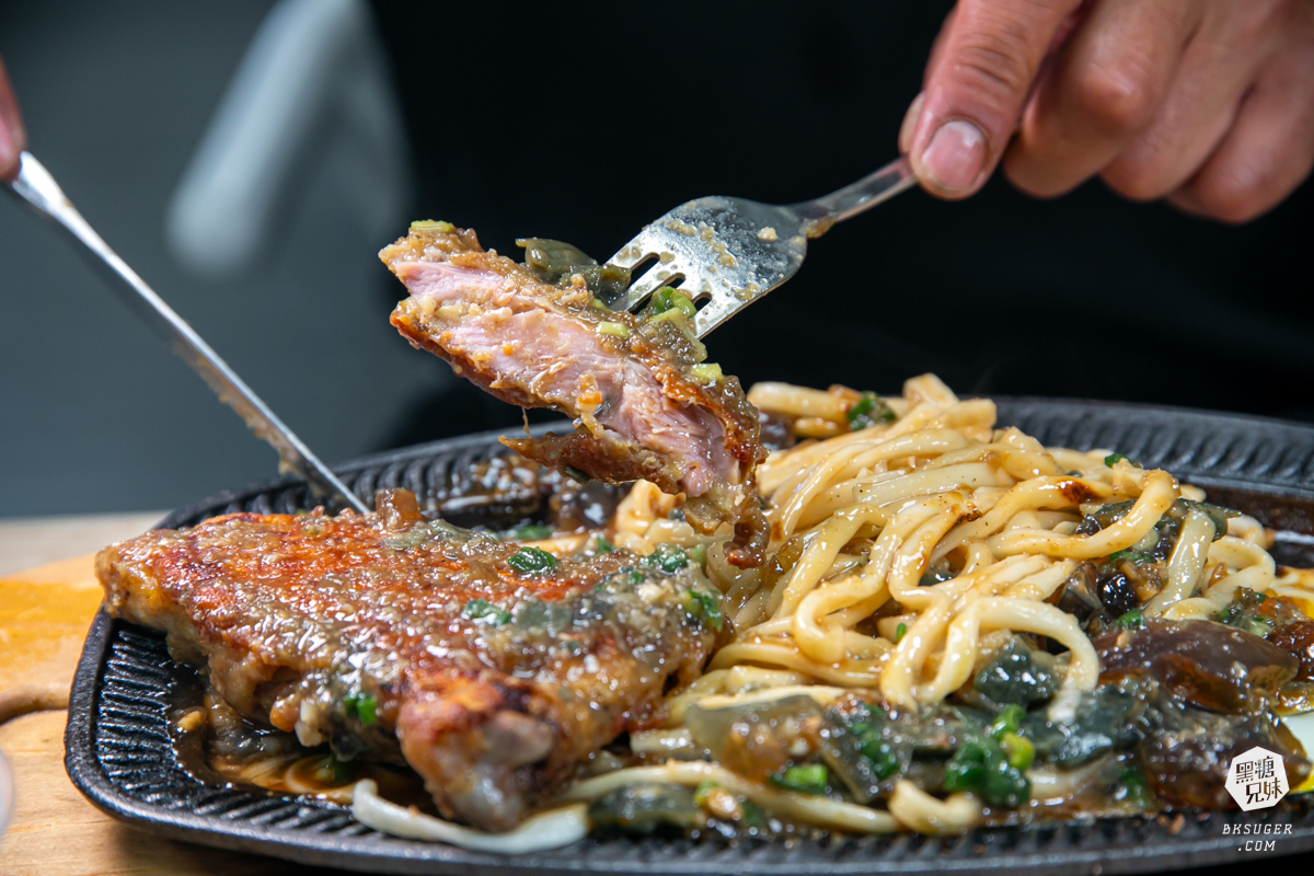 萬師父牛排館|超霸氣的高雄平價牛排-隱藏三民的鐵皮屋下老饕必訪|排餐現點現做、霜淇淋、沙拉吧通通自助式 - 第34張圖 萬師父牛排館|超霸氣的高雄平價牛排-隱藏三民的鐵皮屋下老饕必訪|排餐現點現做、霜淇淋、沙拉吧通通自助式