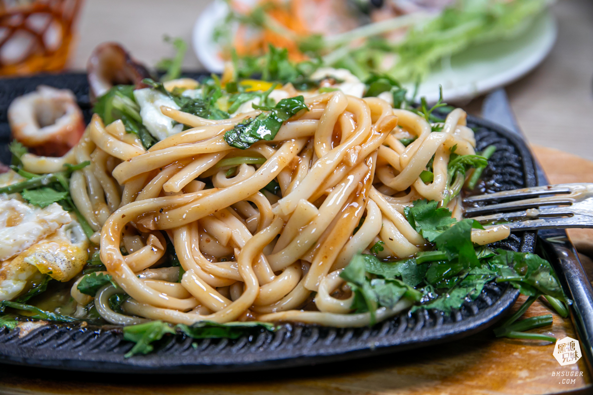 萬師父牛排館|超霸氣的高雄平價牛排-隱藏三民的鐵皮屋下老饕必訪|排餐現點現做、霜淇淋、沙拉吧通通自助式 - 第24張圖 萬師父牛排館|超霸氣的高雄平價牛排-隱藏三民的鐵皮屋下老饕必訪|排餐現點現做、霜淇淋、沙拉吧通通自助式