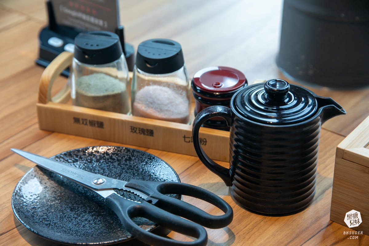 燒肉無双高雄澄清館｜鳳山燒肉氣派的用餐空間-專屬地下停車場｜精緻燒肉套餐2024聚餐推薦