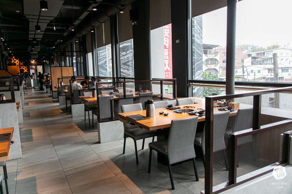 燒肉無双高雄澄清館｜鳳山燒肉氣派的用餐空間-專屬地下停車場｜精緻燒肉套餐2024聚餐推薦