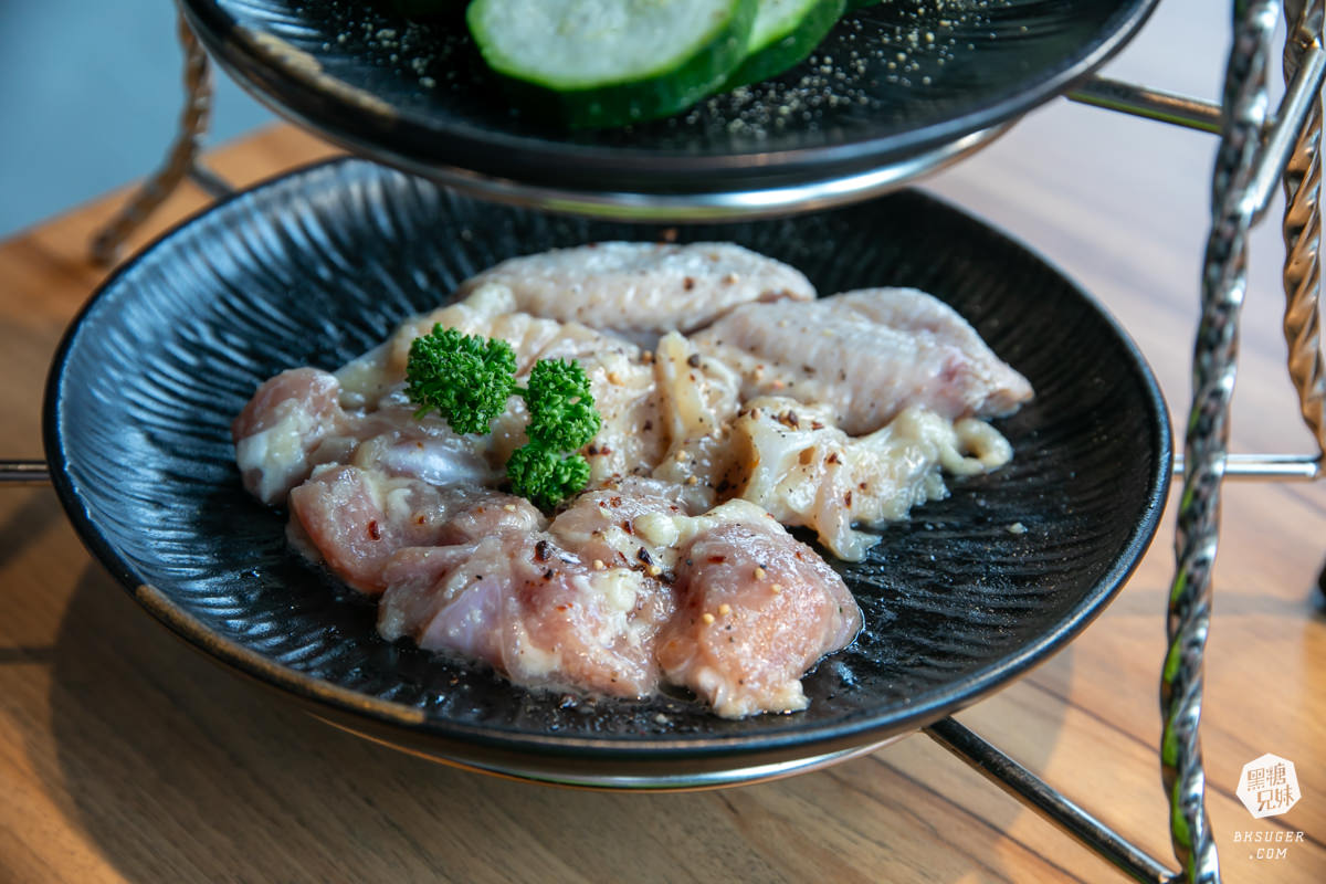 燒肉無双高雄澄清館｜鳳山燒肉氣派的用餐空間-專屬地下停車場｜精緻燒肉套餐2024聚餐推薦