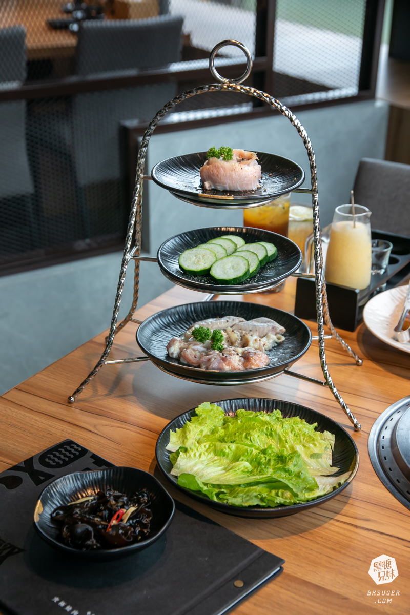 燒肉無双高雄澄清館｜鳳山燒肉氣派的用餐空間-專屬地下停車場｜精緻燒肉套餐2024聚餐推薦