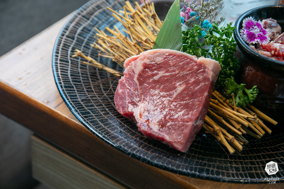 燒肉無双高雄澄清館｜鳳山燒肉氣派的用餐空間-專屬地下停車場｜精緻燒肉套餐2024聚餐推薦