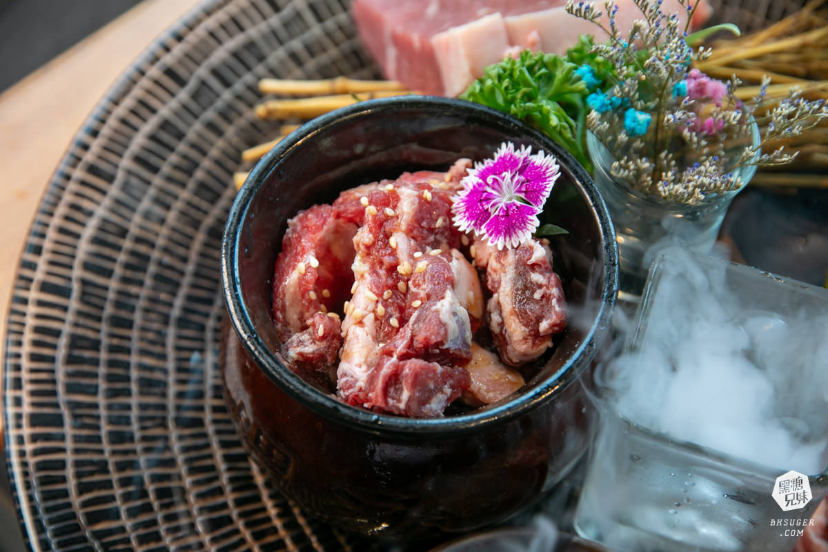 燒肉無双高雄澄清館｜鳳山燒肉氣派的用餐空間-專屬地下停車場｜精緻燒肉套餐2024聚餐推薦