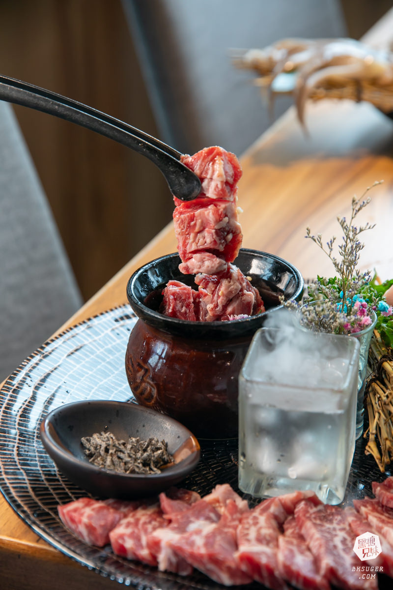 燒肉無双高雄澄清館｜鳳山燒肉氣派的用餐空間-專屬地下停車場｜精緻燒肉套餐2024聚餐推薦