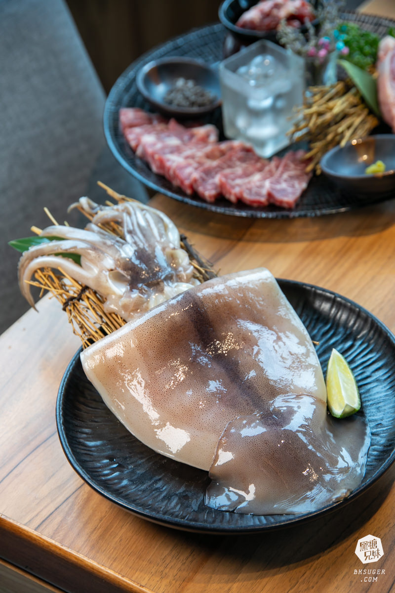 燒肉無双高雄澄清館｜鳳山燒肉氣派的用餐空間-專屬地下停車場｜精緻燒肉套餐2024聚餐推薦