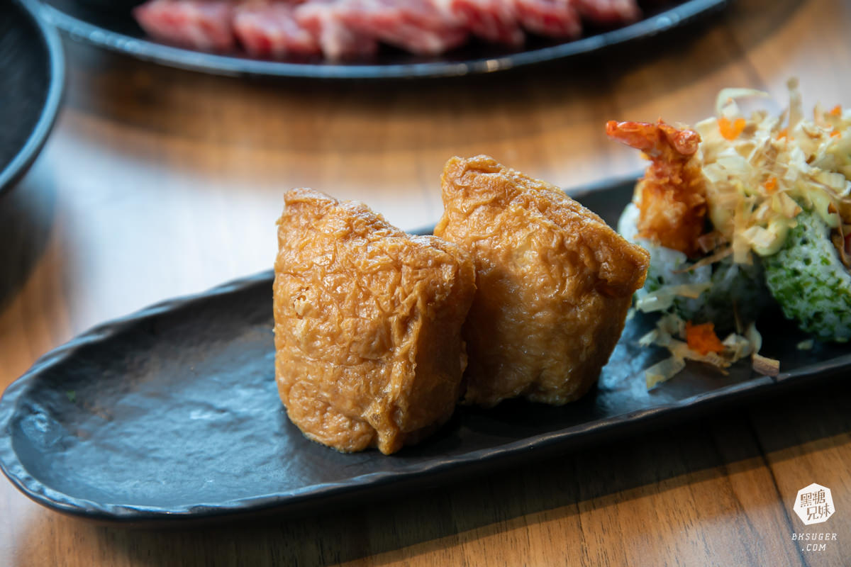 燒肉無双高雄澄清館｜鳳山燒肉氣派的用餐空間-專屬地下停車場｜精緻燒肉套餐2024聚餐推薦