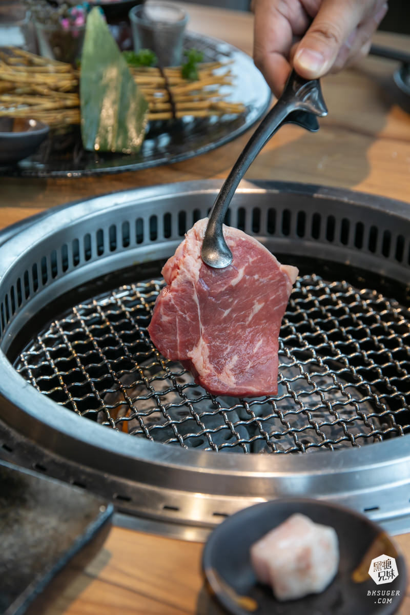 燒肉無双高雄澄清館｜鳳山燒肉氣派的用餐空間-專屬地下停車場｜精緻燒肉套餐2024聚餐推薦