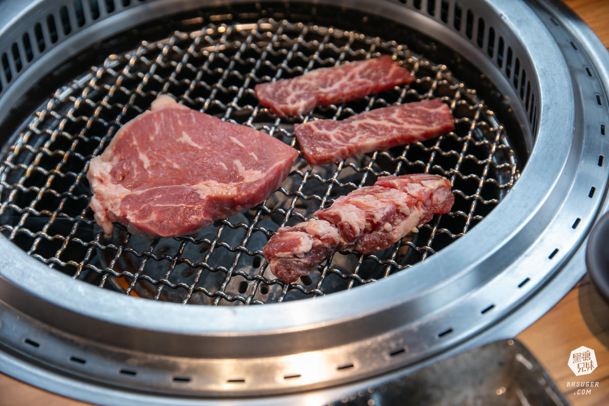 燒肉無双高雄澄清館｜鳳山燒肉氣派的用餐空間-專屬地下停車場｜精緻燒肉套餐2024聚餐推薦