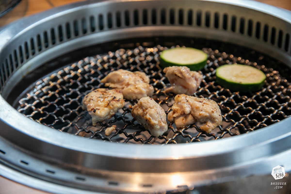 燒肉無双高雄澄清館｜鳳山燒肉氣派的用餐空間-專屬地下停車場｜精緻燒肉套餐2024聚餐推薦