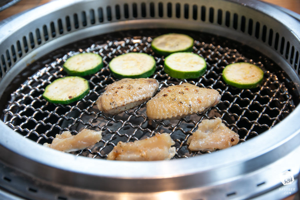 燒肉無双高雄澄清館｜鳳山燒肉氣派的用餐空間-專屬地下停車場｜精緻燒肉套餐2024聚餐推薦