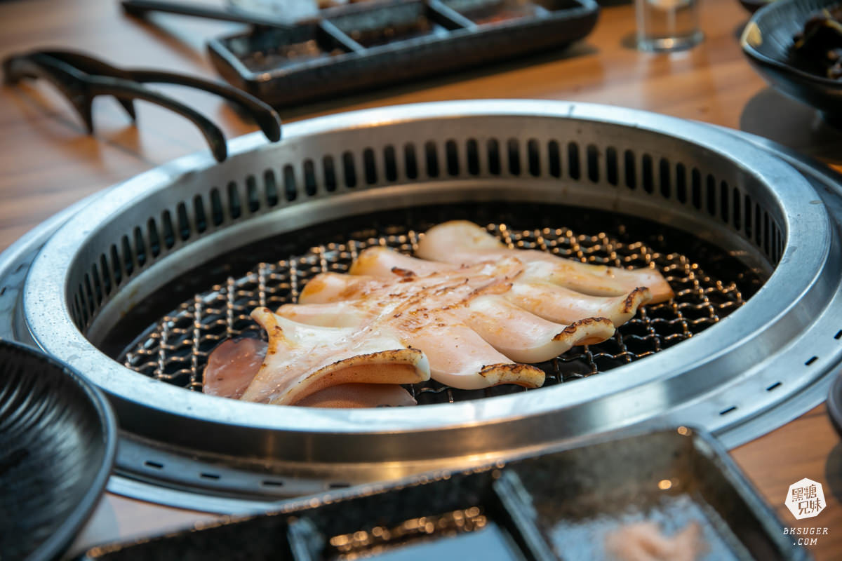 燒肉無双高雄澄清館｜鳳山燒肉氣派的用餐空間-專屬地下停車場｜精緻燒肉套餐2024聚餐推薦