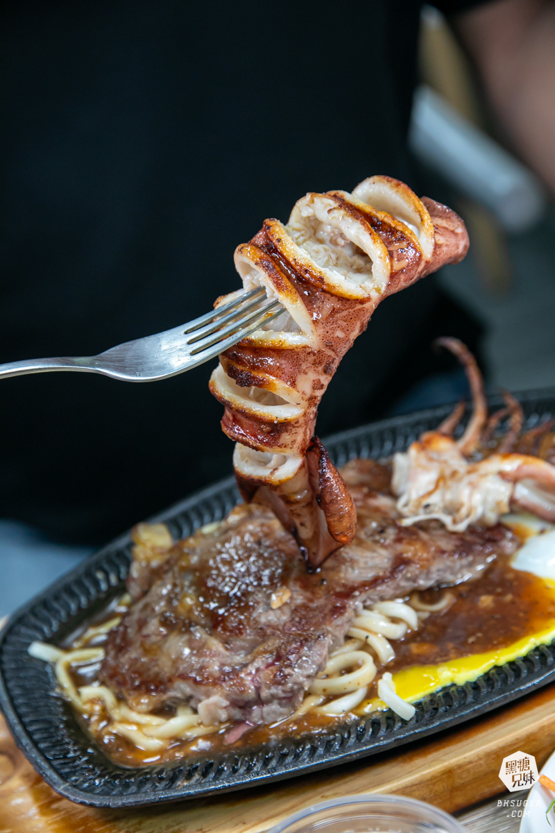 萬師父牛排館|超霸氣的高雄平價牛排-隱藏三民的鐵皮屋下老饕必訪|排餐現點現做、霜淇淋、沙拉吧通通自助式 - 第30張圖 萬師父牛排館|超霸氣的高雄平價牛排-隱藏三民的鐵皮屋下老饕必訪|排餐現點現做、霜淇淋、沙拉吧通通自助式