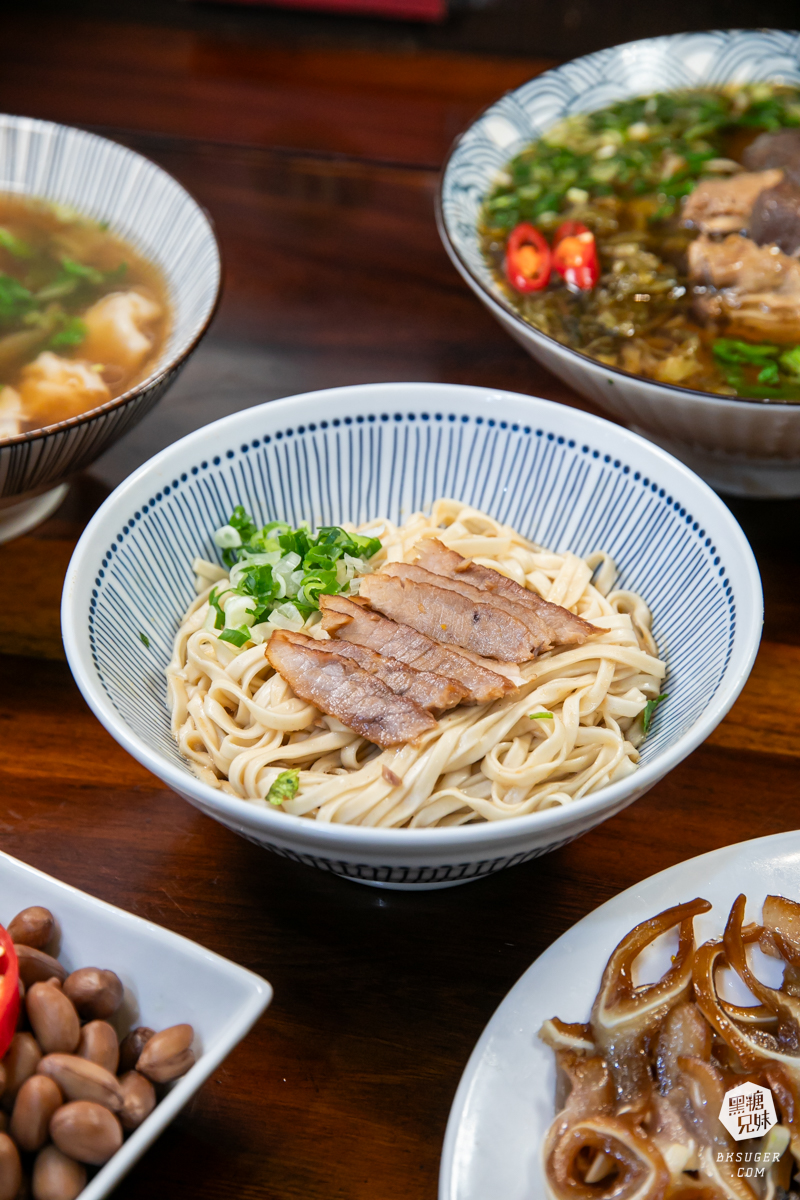 燕巢美食｜燕巢風味外省麵-古風裝潢別緻優雅｜必吃麻醬麵、牛肉麵、滷味拼盤！在地20年老顧客必追