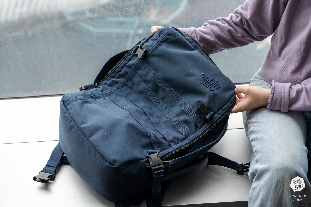 CabinZero英國輕旅登機後背包|搭乘廉航航空不買行李的必備背包-最大尺寸背包 36L軍用款、44L登機開箱|可放筆電 - 第5張圖 CabinZero英國輕旅登機後背包|搭乘廉航航空不買行李的必備背包-最大尺寸背包 36L軍用款、44L登機開箱|可放筆電