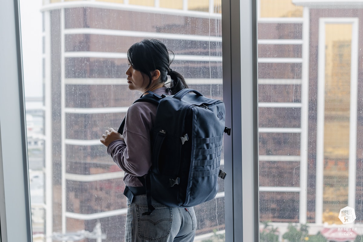 CabinZero英國輕旅登機後背包|搭乘廉航航空不買行李的必備背包-最大尺寸背包 36L軍用款、44L登機開箱|可放筆電 - 第4張圖 CabinZero英國輕旅登機後背包|搭乘廉航航空不買行李的必備背包-最大尺寸背包 36L軍用款、44L登機開箱|可放筆電