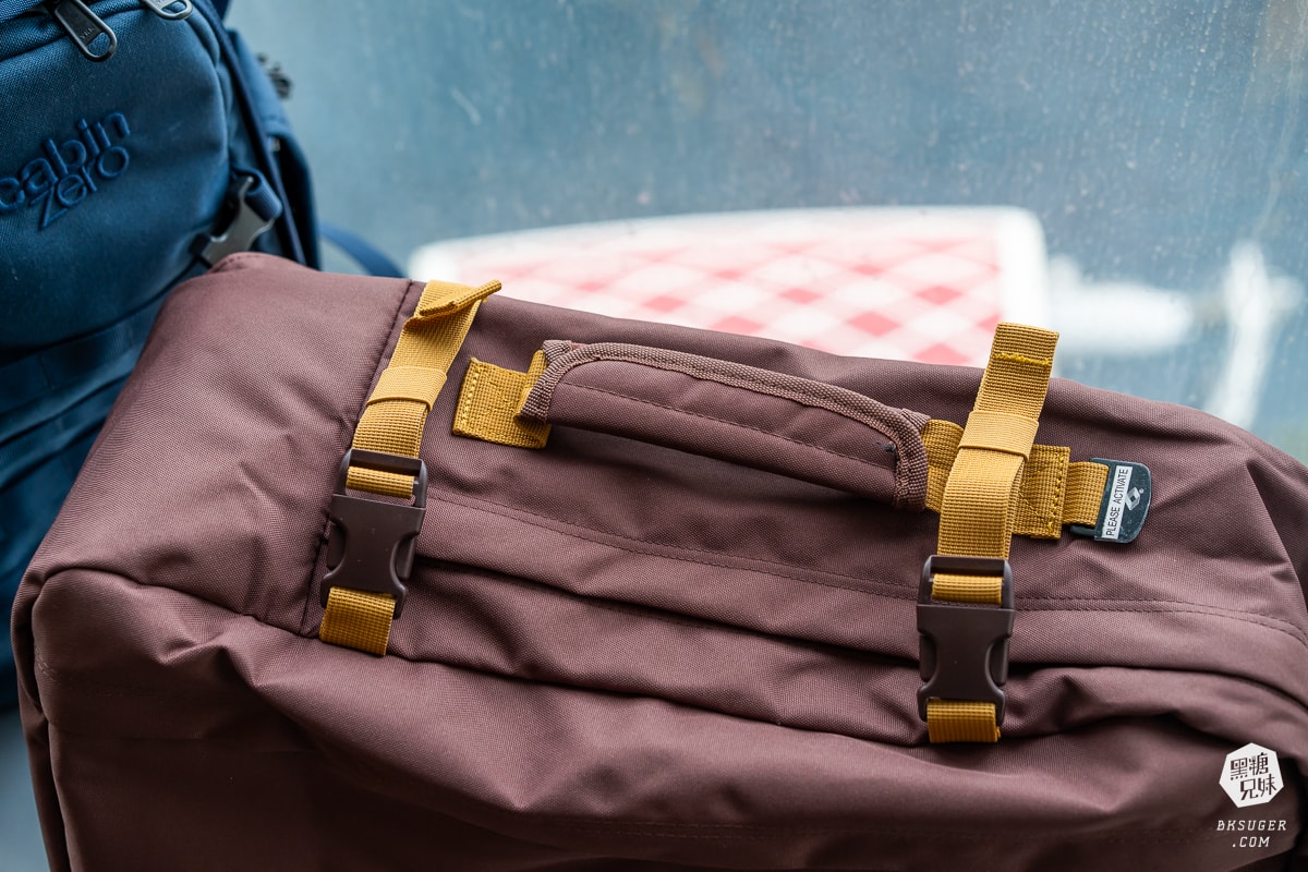 CabinZero英國輕旅登機後背包|搭乘廉航航空不買行李的必備背包-最大尺寸背包 36L軍用款、44L登機開箱|可放筆電 - 第26張圖 CabinZero英國輕旅登機後背包|搭乘廉航航空不買行李的必備背包-最大尺寸背包 36L軍用款、44L登機開箱|可放筆電