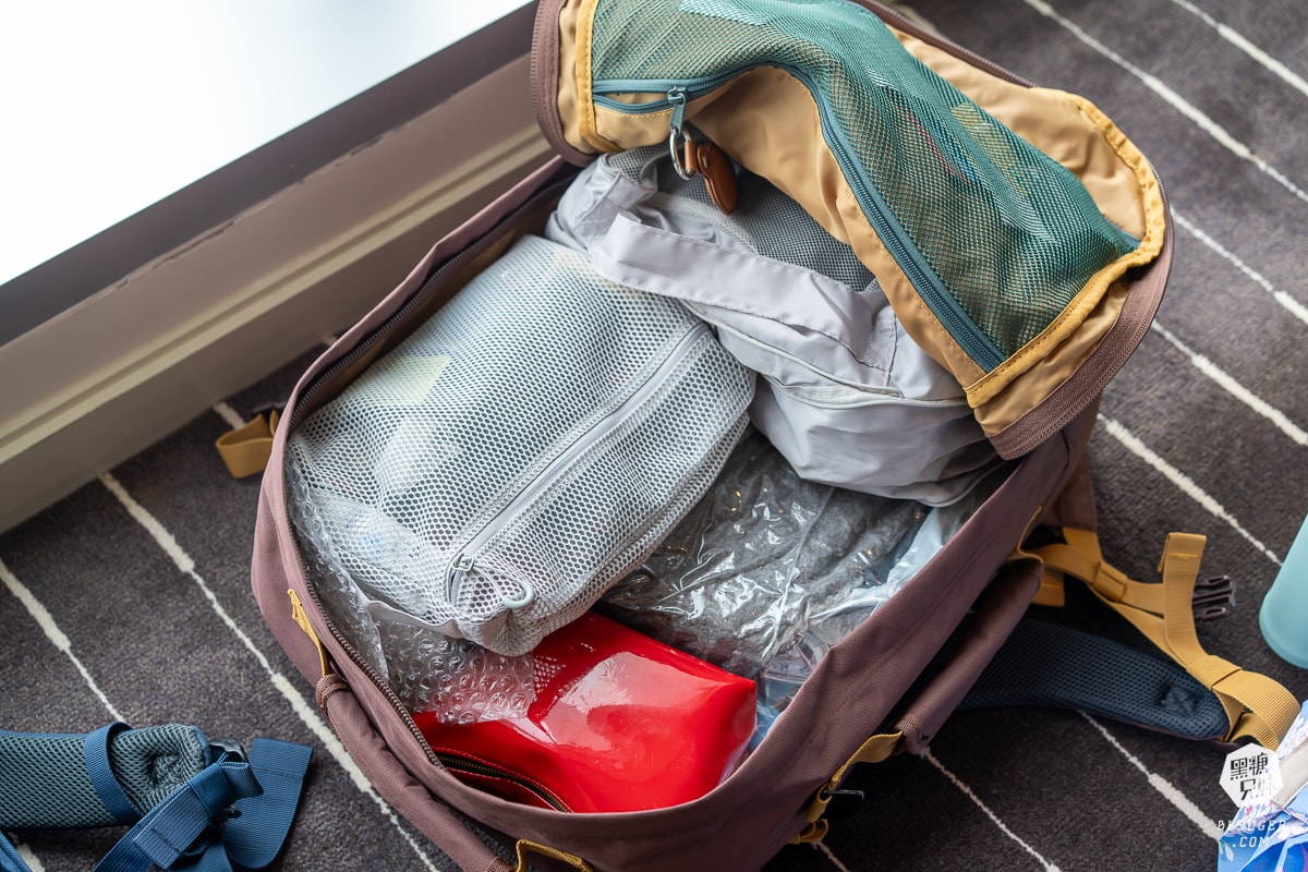 CabinZero英國輕旅登機後背包|搭乘廉航航空不買行李的必備背包-最大尺寸背包 36L軍用款、44L登機開箱|可放筆電 - 第29張圖 CabinZero英國輕旅登機後背包|搭乘廉航航空不買行李的必備背包-最大尺寸背包 36L軍用款、44L登機開箱|可放筆電