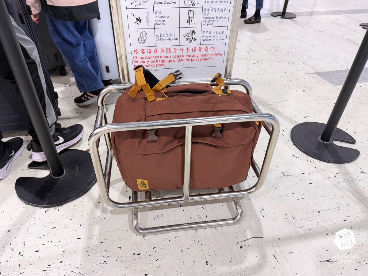 CabinZero英國輕旅登機後背包|搭乘廉航航空不買行李的必備背包-最大尺寸背包 36L軍用款、44L登機開箱|可放筆電 - 第2張圖 CabinZero英國輕旅登機後背包|搭乘廉航航空不買行李的必備背包-最大尺寸背包 36L軍用款、44L登機開箱|可放筆電