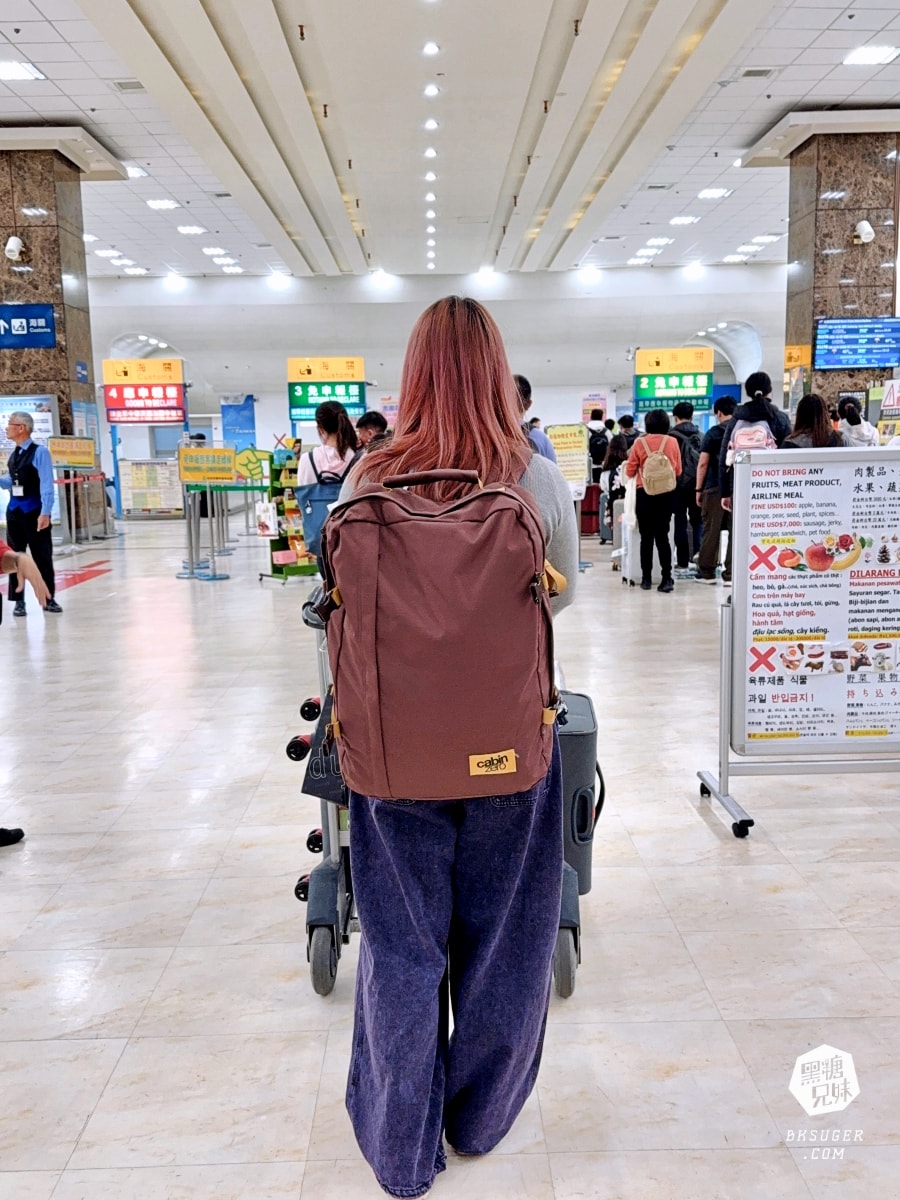 CabinZero英國輕旅登機後背包|搭乘廉航航空不買行李的必備背包-最大尺寸背包 36L軍用款、44L登機開箱|可放筆電 - 第3張圖 CabinZero英國輕旅登機後背包|搭乘廉航航空不買行李的必備背包-最大尺寸背包 36L軍用款、44L登機開箱|可放筆電