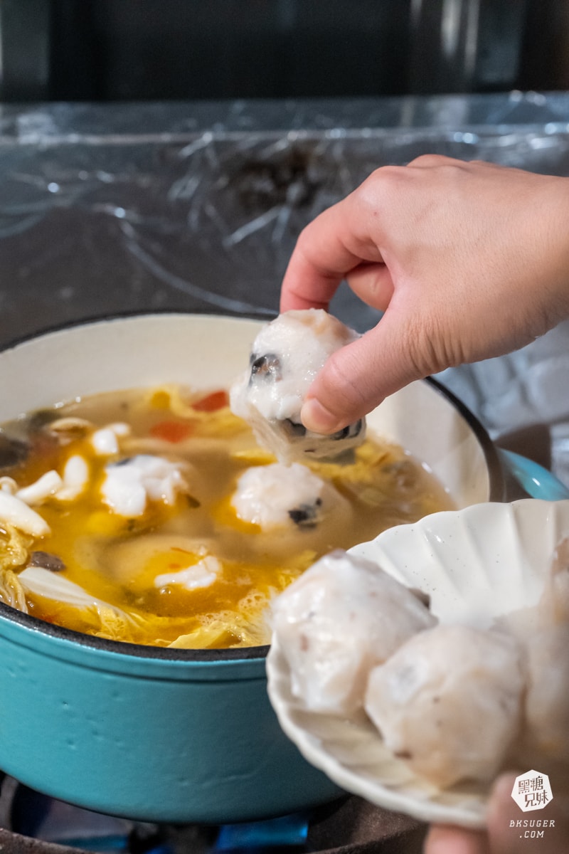 漢來美食|Q粉酸湯魚-在家就能吃美味的酸湯魚|干貝魚卵蝦滑、霸王咕溜蝦滑、手工霸王干貝丸、辣味牛三寶 - 第32張圖 漢來美食|Q粉酸湯魚-在家就能吃美味的酸湯魚|干貝魚卵蝦滑、霸王咕溜蝦滑、手工霸王干貝丸、辣味牛三寶