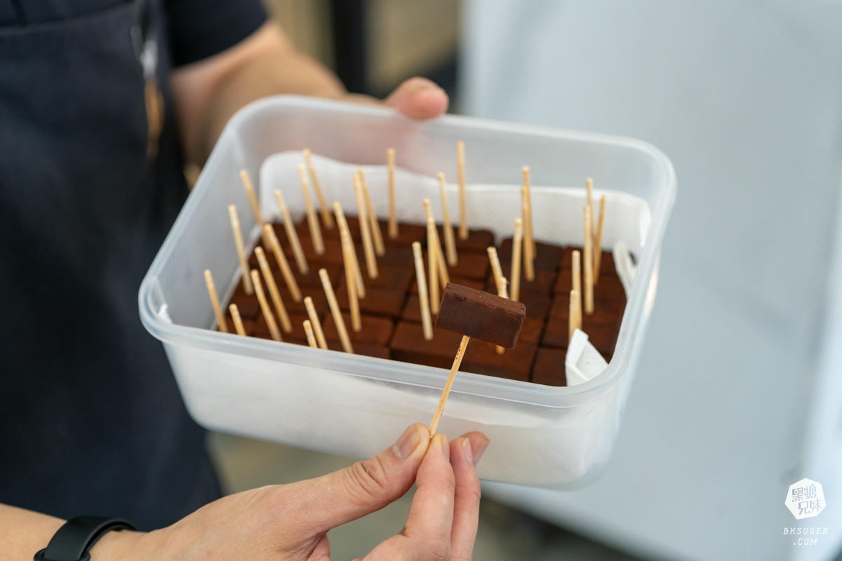 Feeling18 巧克力工房|南投名產推薦-慈恩街名產園區|生巧克力、義式冰淇淋、生吐司曲奇餅、玻璃屋咖啡廳 - 第4張圖 Feeling18 巧克力工房|南投名產推薦-慈恩街名產園區|生巧克力、義式冰淇淋、生吐司曲奇餅、玻璃屋咖啡廳