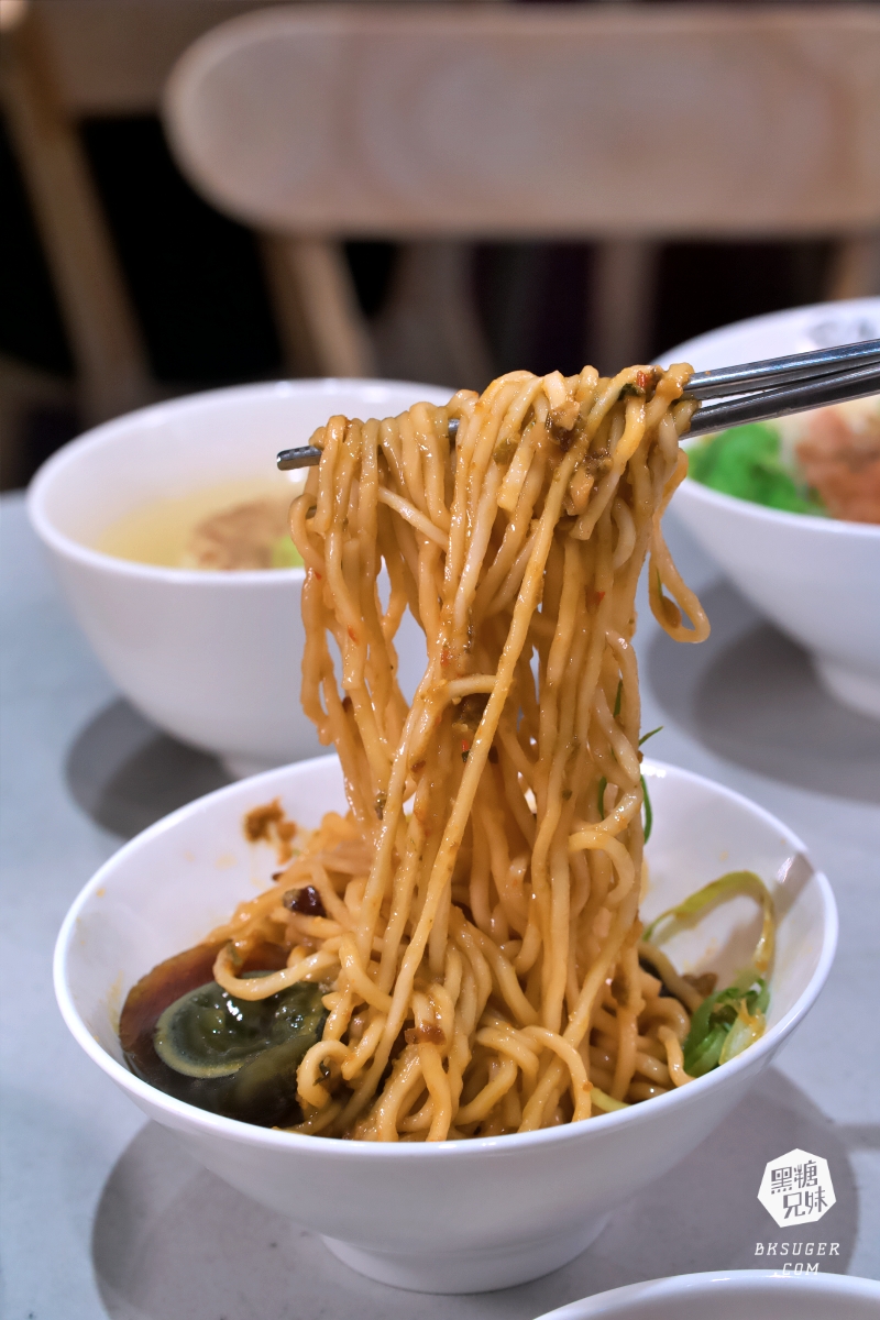 楠梓家樂福美食推薦｜久碗台味麵舖Jowan｜鮮美蒸蛋湯、皮蛋花椒醬拌麵必點、午間用餐不休息超方便