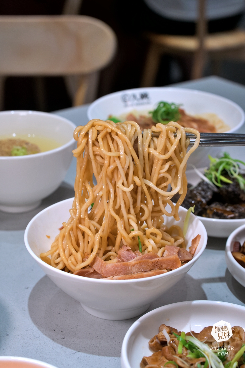 楠梓家樂福美食推薦｜久碗台味麵舖Jowan｜鮮美蒸蛋湯、皮蛋花椒醬拌麵必點、午間用餐不休息超方便