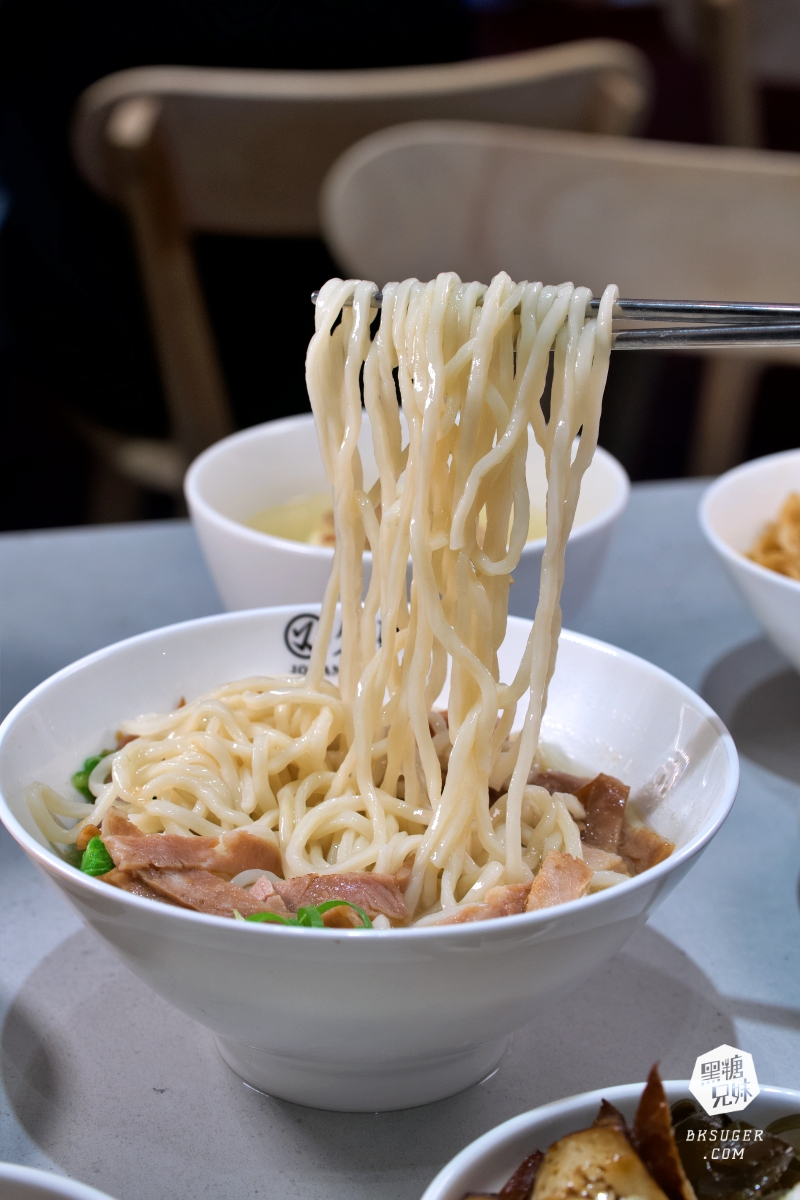 楠梓家樂福美食推薦｜久碗台味麵舖Jowan｜鮮美蒸蛋湯、皮蛋花椒醬拌麵必點、午間用餐不休息超方便