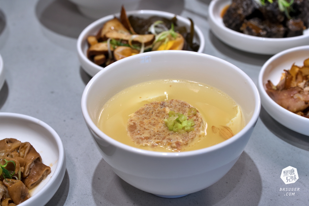 楠梓家樂福美食推薦｜久碗台味麵舖Jowan｜鮮美蒸蛋湯、皮蛋花椒醬拌麵必點、午間用餐不休息超方便