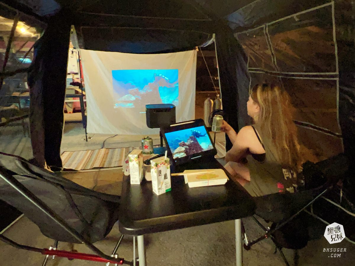 SANSUI山水智慧投影機｜擁有500ANSI高流明、內建影音平台、安卓IOS鏡射｜在房間近距離投影超清晰