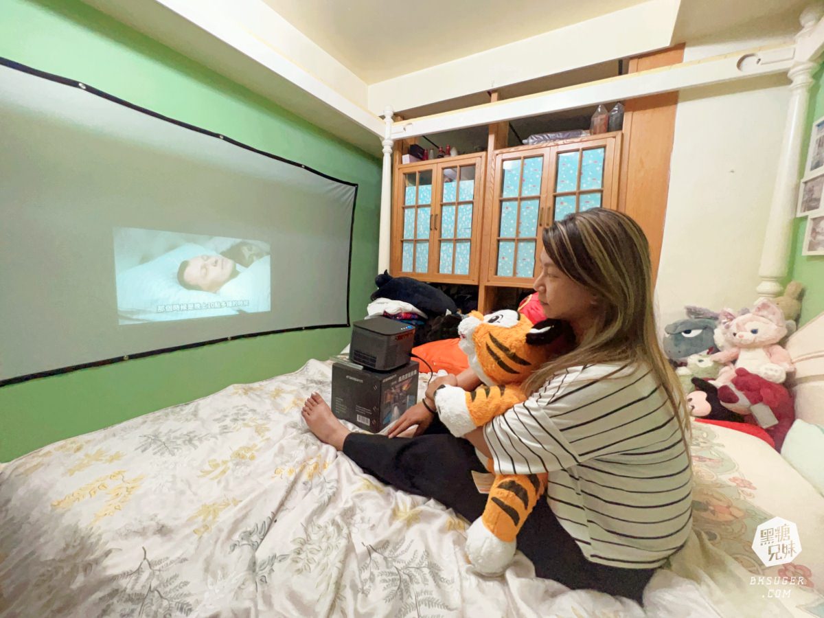 SANSUI山水智慧投影機｜擁有500ANSI高流明、內建影音平台、安卓IOS鏡射｜在房間近距離投影超清晰