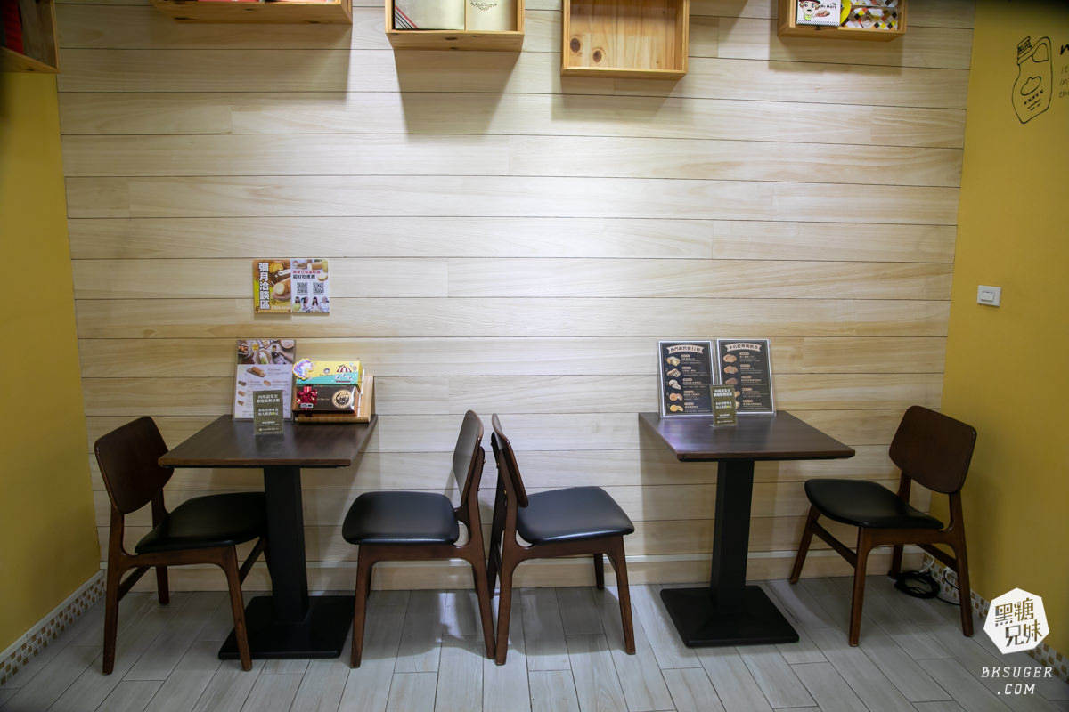 鳳山店有簡單座位，店內也有販售咖啡。